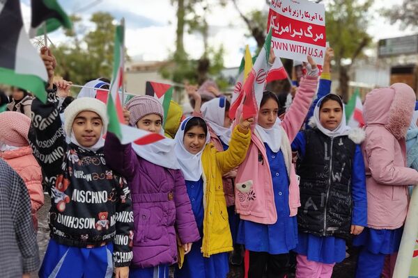 حضور پرشور دانش‌آموزان و مردم بیجار در راهپیمایی ۱۳ آبان