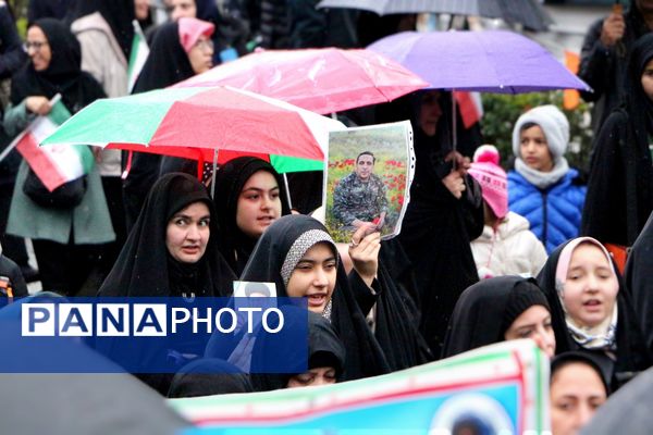 خلاقیت و نشاط دانش‌آموزی در غرفه‌های آموزش و پرورش در مسیر راهپیمایی ۲۲ بهمن