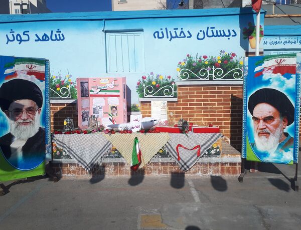نواختن زنگ انقلاب در دبستان شاهد کوثر ناحیه پنج 