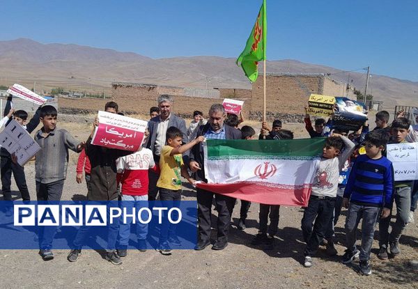 غبارروبی گلزار شهدای روستای نمرور توسط دانش‌آموزان