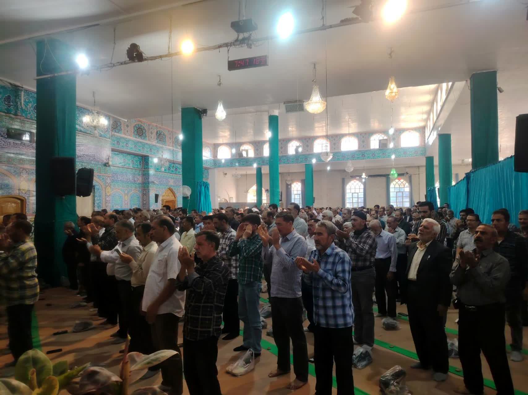 اقامه نماز عید قربان در آستان مقدس حضرات سیدان‌الکریمان شهرستان برخوار