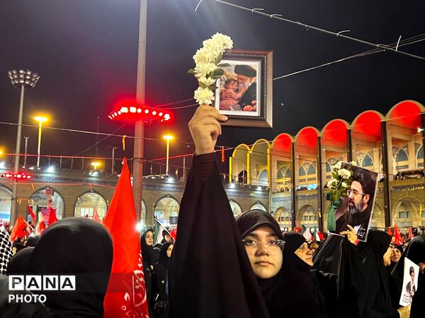 وداع حماسی مردم با شهدای وطن در مصلای تهران