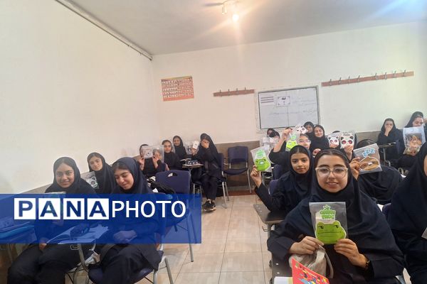 تقدیر از برگزیدگان مسابقات دانش‌آموزی در کلاس‌های درس