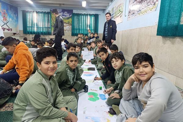 نقاشی همگانی دانش آموزان دبستان شهید رجایی جوه ای از دوستی و اتحاد