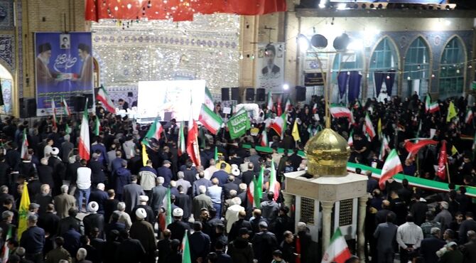 طنین «بی‌تاب میناب» در صحن امامزاده جعفر (ع)؛ تجدید میثاق پیشوایی‌ها با شهدای دانش‌آموز