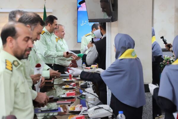 گل‌های قدردانی دانش‌آموزان پیشتاز برای حافظان امنیت