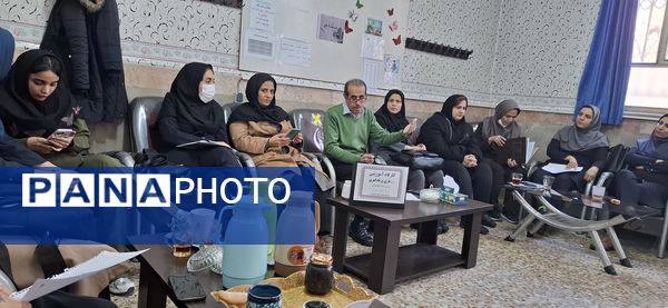 برگزاری کارگاه آموزشی بازی و یادگیری در جمع همکاران دبستان هیات امنایی ملاصدرا 