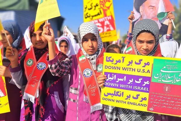 حضور پرشور دانش‌آموزان و فرهنگیان در راهپیمایی روز دانش‌ آموز در باشت 
