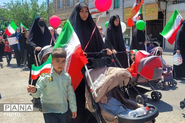 حرکت نمادین کالسکه‌های آذین‌بسته در اسلامشهر