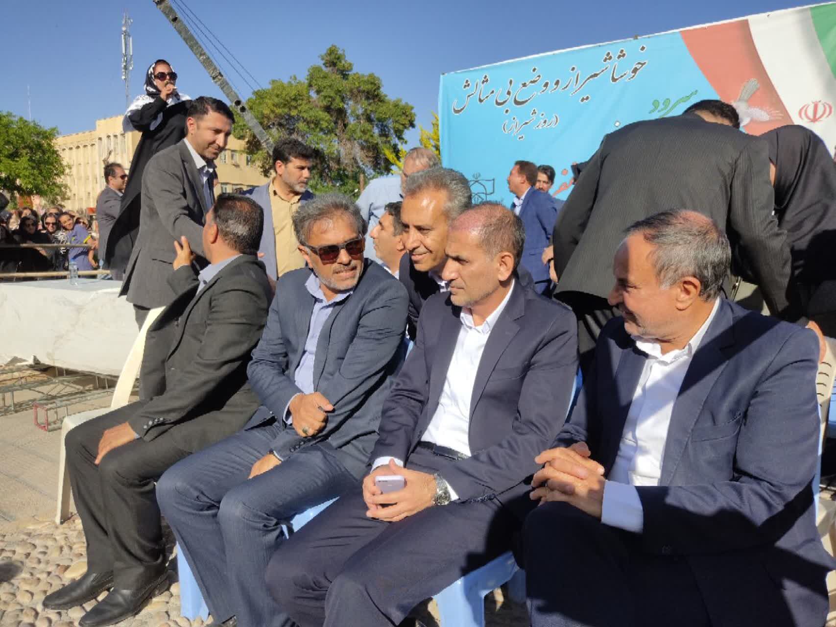 اجرای سرود همگانی دانش‌آموزان در روز شیراز