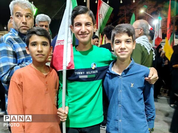 حضور  نوجوانان علم به دست در میدان خیابان کاشمر