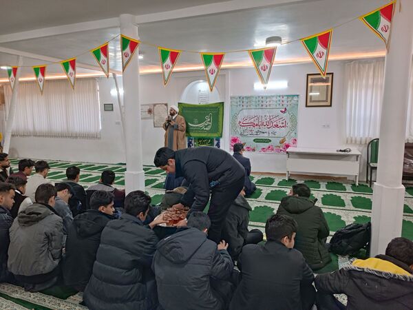 تجلیل از اعضای فعال بسیج دبیرستان نمونه آیت‌الله خامنه‌ای کاشمر