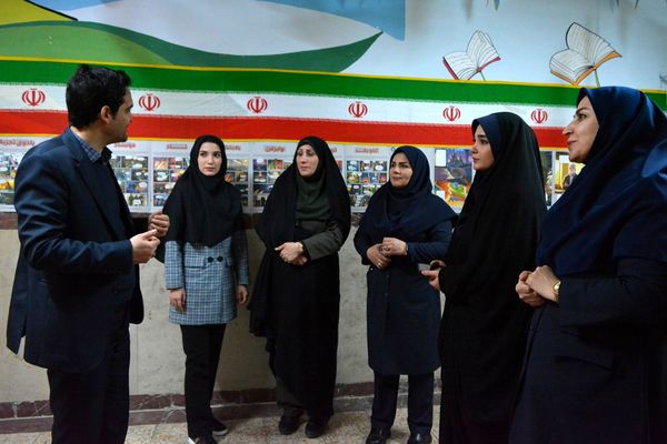 فانوس به دبیرستان حکمت آمد