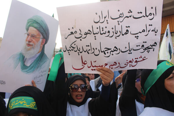 حماسه حضور نوجوانان کفن‌پوش قمی در راهپیمایی «عهد خون»