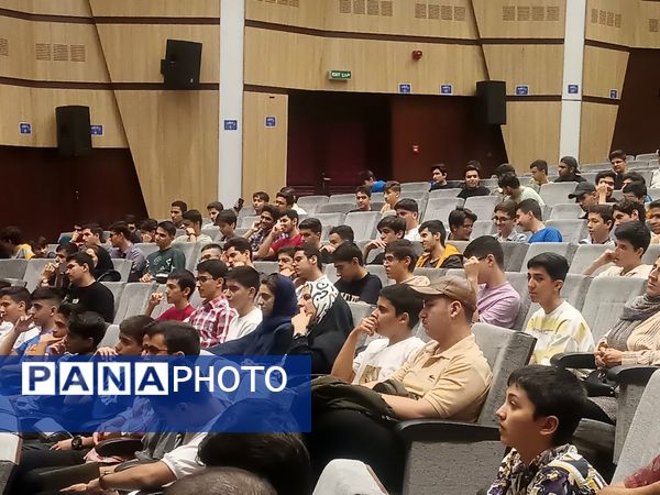 همایش روبیس شو با حضور رتبه‌های برتر کنکوری در نیشابور