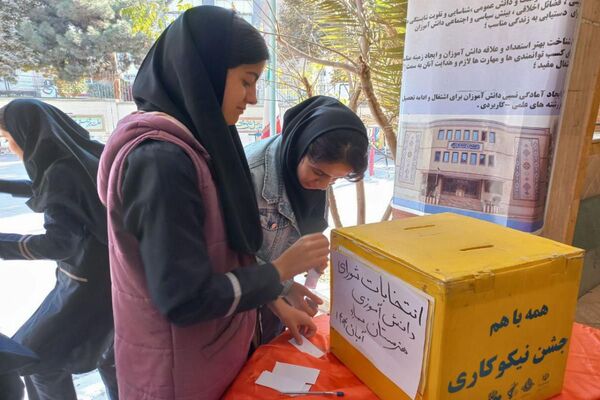 جوانه های دموکراسی در قدس؛شور وهیجان دانش آموزان قدس در انتخابات شورای دانش آموزی