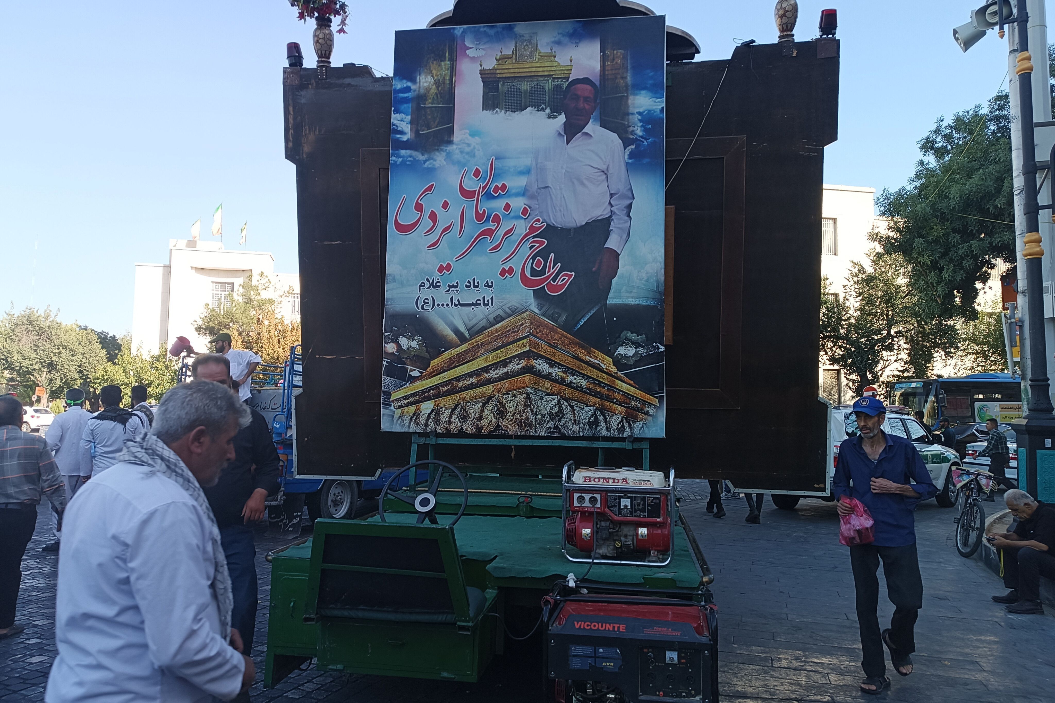 پیاده‌روی زائران کاروان پیاده هیات محبان الرضا (ع) شهرستان فیروزآباد در شیراز