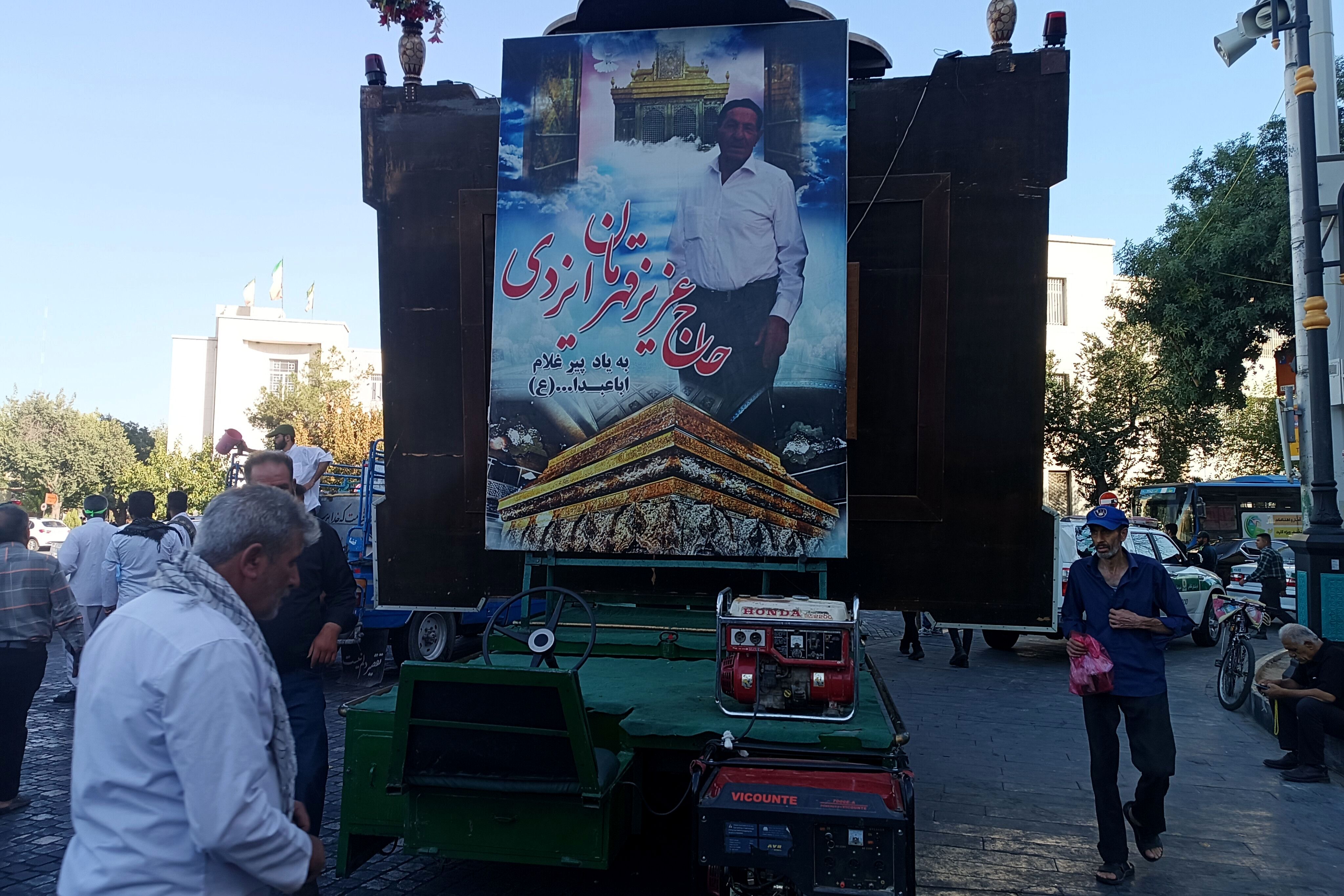 پیاده‌روی زائران کاروان پیاده هیات محبان الرضا (ع) شهرستان فیروزآباد در شیراز