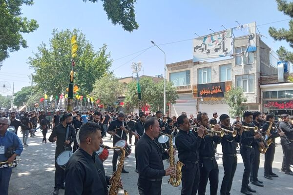 خیابان امام در روز تاسوعای حسینی حال و هوای دیگری میدهد 