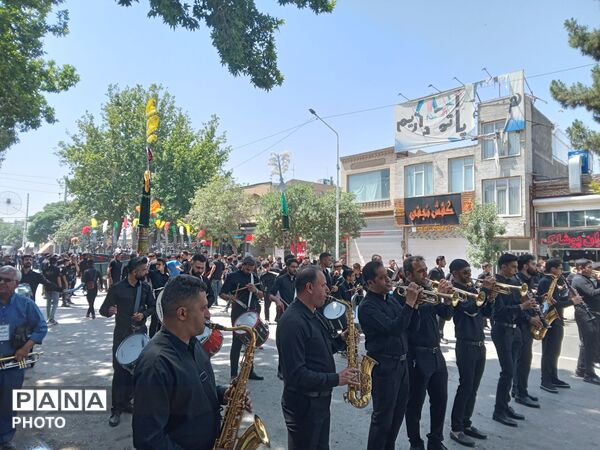 خیابان امام در روز تاسوعای حسینی حال و هوای دیگری میدهد 