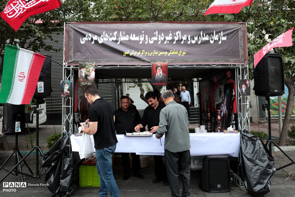 خدمات رسانی و پذیرایی موکب های وزارت آموزش و پرورش از تشییع کنندگان پیکر رهبر شهید انقلاب