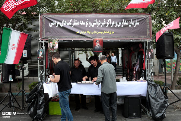 خدمات رسانی و پذیرایی موکب های وزارت آموزش و پرورش از تشییع کنندگان پیکر رهبر شهید انقلاب