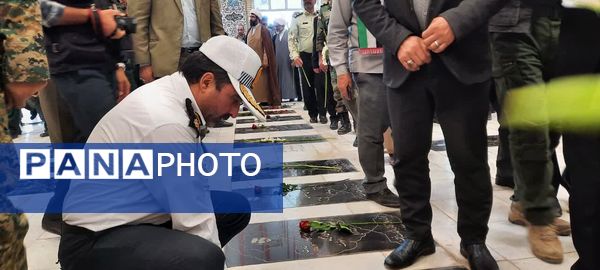 گلباران مزار مطهر شهدا به‌مناسبت هفته دفاع مقدس در بجنورد