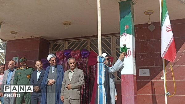 نواختن زنگ مهر و ایثار در دبیرستان ام‌البنین منطقه بیرانشهر