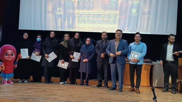 تقدیر از برگزیدگان جشنواره فرهنگی و هنری فردا در ساری 