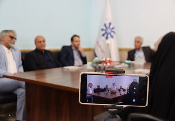 دیدار مدیر آموزش و پرورش و فرماندار اسلامشهر با خواهران دوقلوی رتبه ۵ و ۶ کنکور