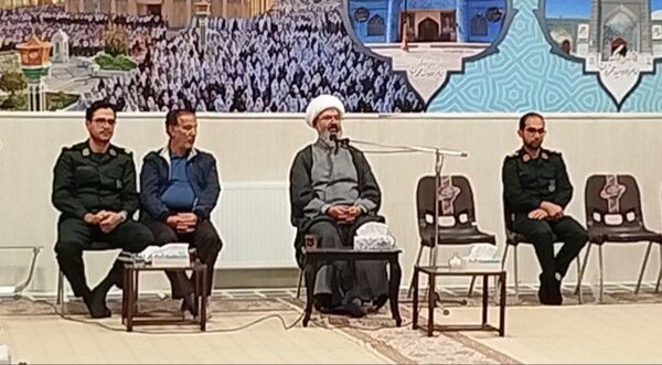 دیدار فرماندهان بسیج دانش آموزی مدارس کاشمر با امام‌ جمعه شهرستان
