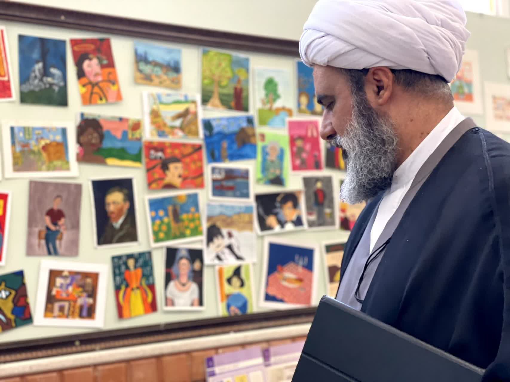 بازدید امام جمعه ملارد از نمایشگاه مشاغل هنرستان فنی و حرفه‌ای طوبی به مناسبت هفته سلامت و هفته معرفی مشاغل