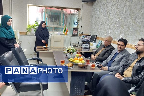 افتتاحیه نمایشگاه «مدرسه انقلاب» در مدرسه شهید شرافت بهارستان‌دو