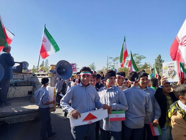 قدم‌های کوچک، ایمان‌های بزرگ؛ حضور باشکوه دانش‌آموزان دبستان برادران ابراهیمی‌نیا در ۱۳ آبان