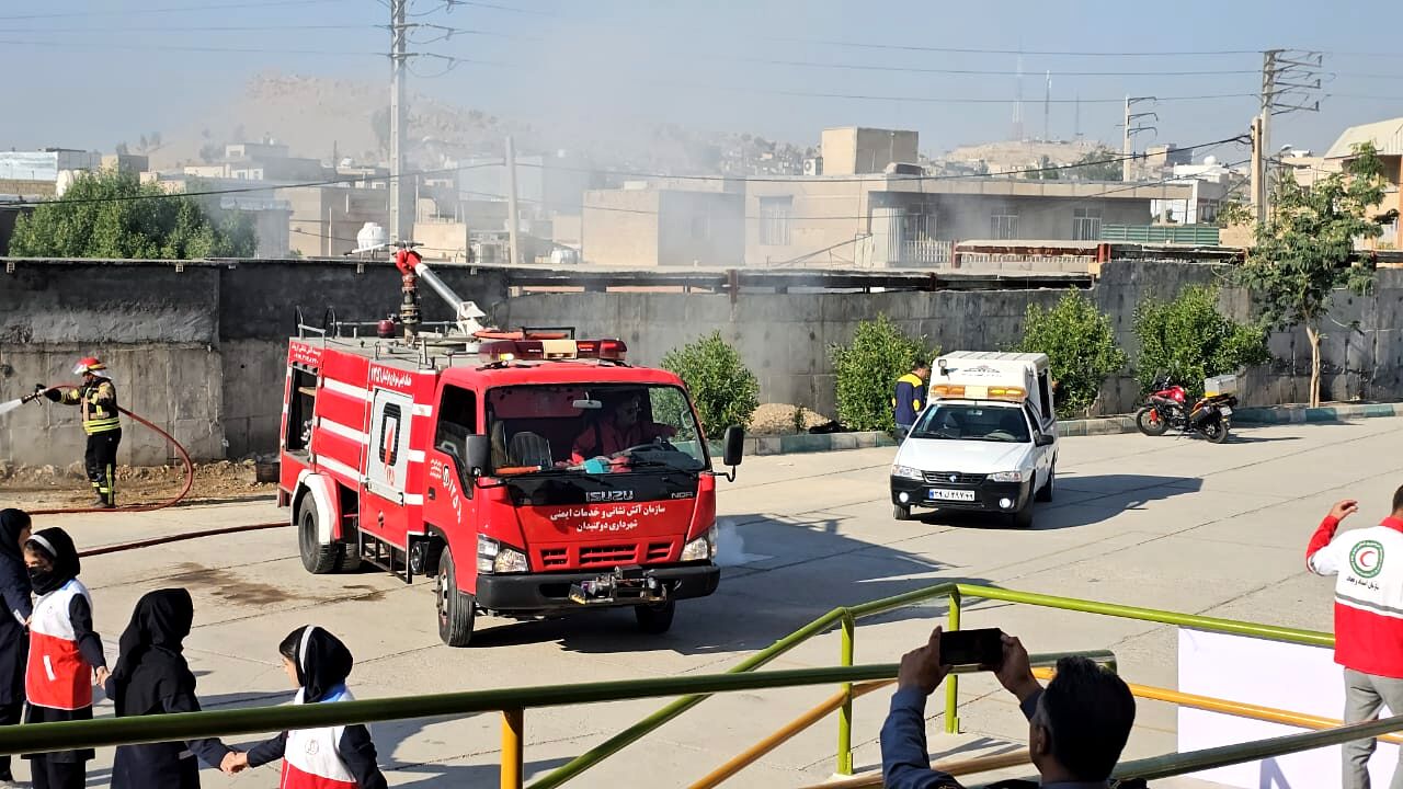 مانور سراسری زلزله در دبیرستان دخترانه نیایش گچساران 