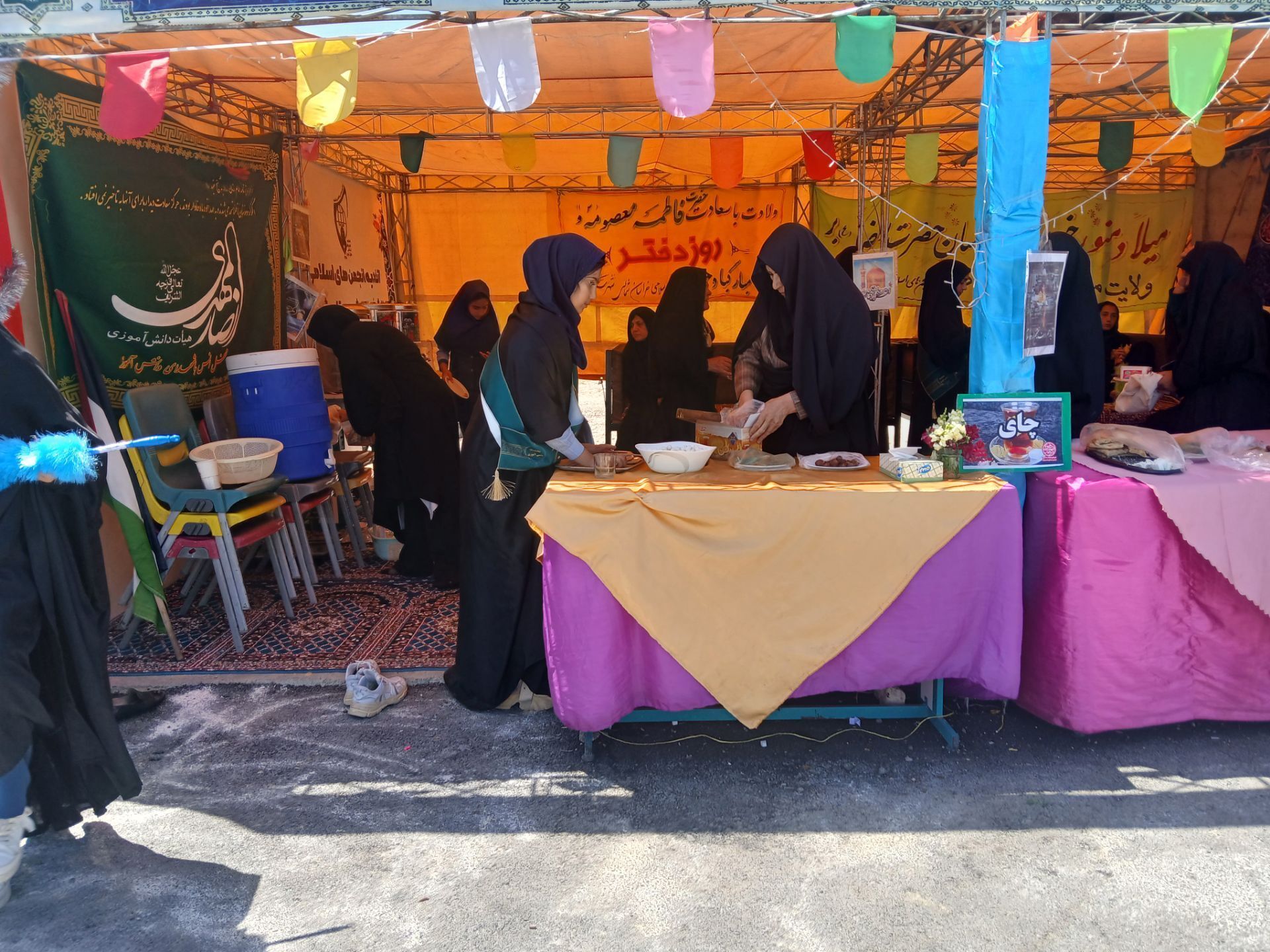 همکاری دانش آموزان خادمیار دبستان ضحی۲ با چایخانه دانش آموزی حضرت رضا(ع) شیروان