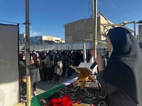 نواختن زنگ انقلاب در دبیرستان هیأت‌امنایی طه