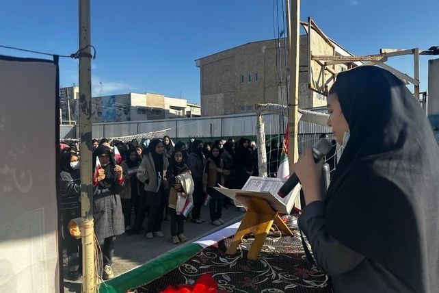 نواختن زنگ انقلاب در دبیرستان هیأت‌امنایی طه