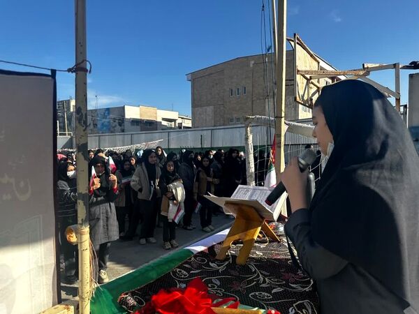 نواختن زنگ انقلاب در دبیرستان هیأت‌امنایی طه