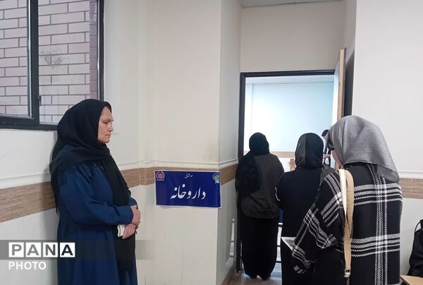 خدمت‌رسانی کادر درمان گروه جهادی سلامت  به مردم نیازمند ساوجبلاغ 
