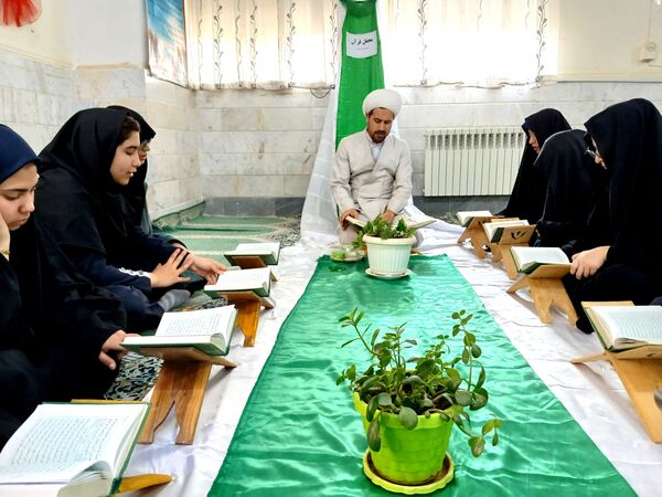برپایی محفل قرآنی در دبیرستان دارالزهرا(س) قم