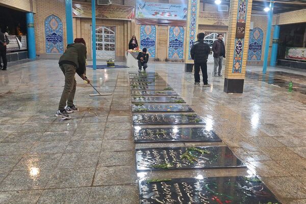 غبارروبی مزار شهدای گمنام توسط نوجوانان جهادگر شیرازی