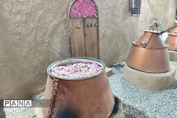 جشنواره گلاب‌گیری و صنایع‌دستی؛ پیوند عطر سنت و هنر ایرانی