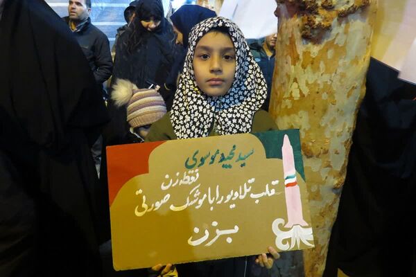 چهل روز از شهادت رهبرمان گذشت اما مردممان همچنان در میدانند