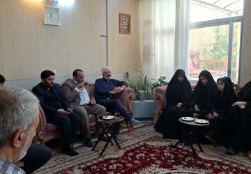  دیدار مسئولین استانی  با خانواده شهید داوود میرزایی