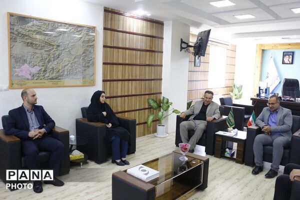 تجلیل فرماندار فیروزکوه از کارکنان حراست 