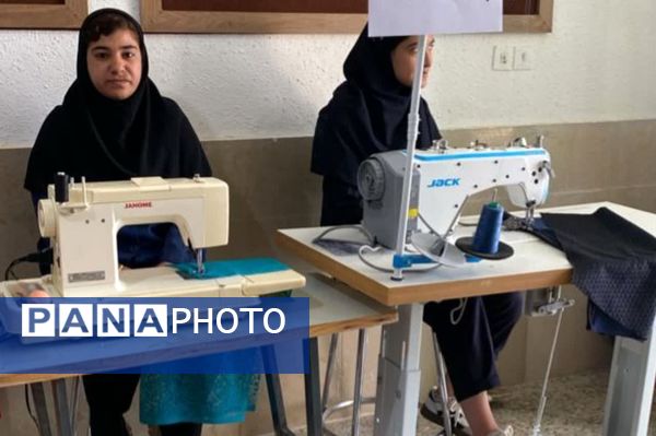 گالری هنر در هنرستان شهید بخشنده زرقان 