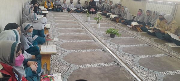 محفل انس با قرآن کریم در آموزشگاه زهرا عبدالهیان ارغا 