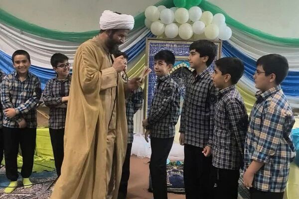 طنینِ نیایش در مدرسه