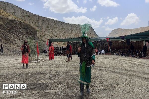 تعزیه خوانی در روز اربعین حسینی در جوار گلزار شهدای شهر بار نیشابور 